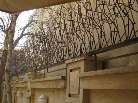 ساختمانی امن با حفاظ شاخ گوزنی