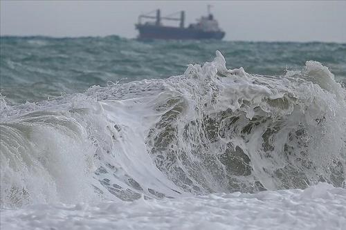 وزش باد شدید و افزایش ارتفاع موج در خلیج فارس