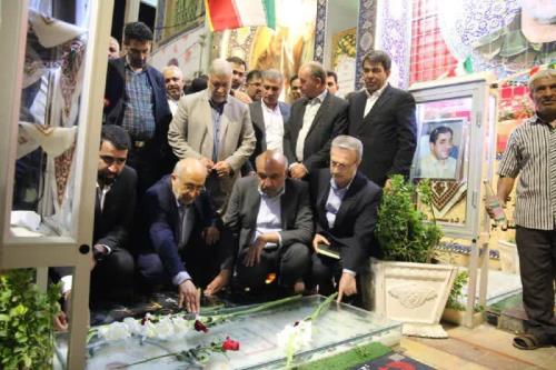 ادای احترام وزیر کار به مقام شهید حاج قاسم سلیمانی